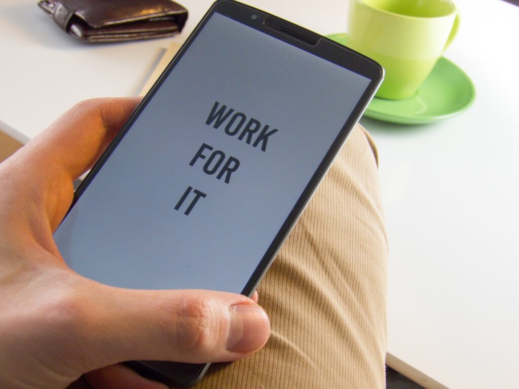WORK FOR ITと書かれたスマホ