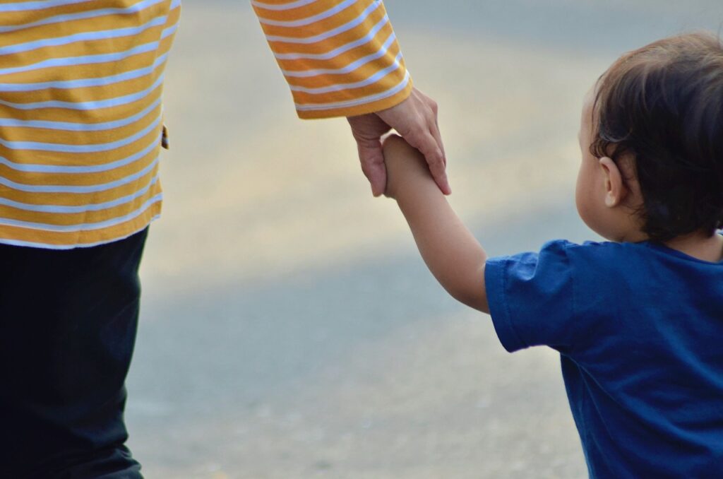 子どもと手をつなぐ大人