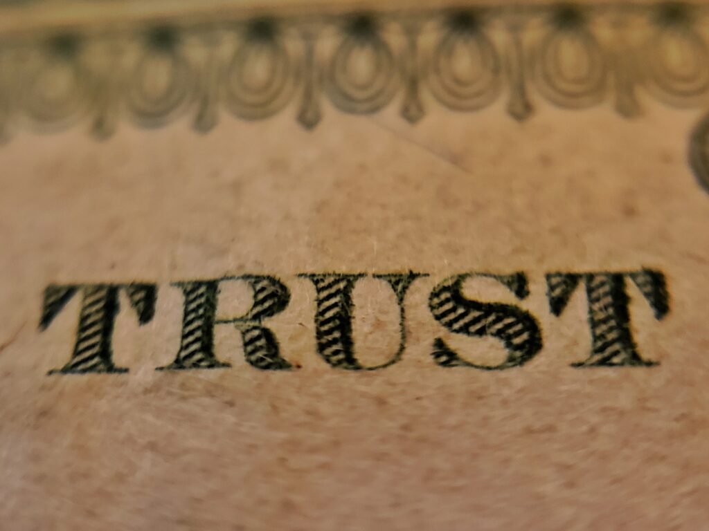 TRUSTの文字