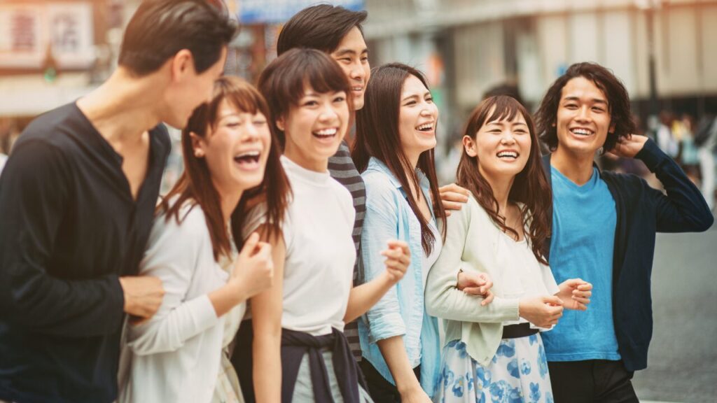 若者が集まる画像