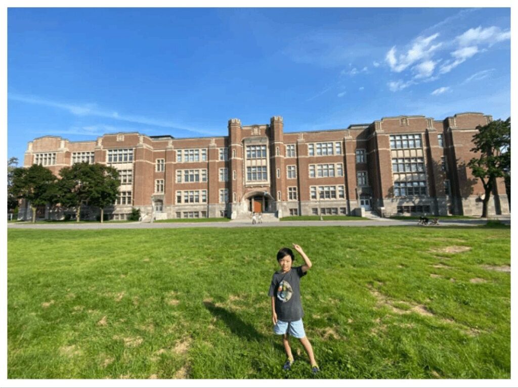 学校前の子供