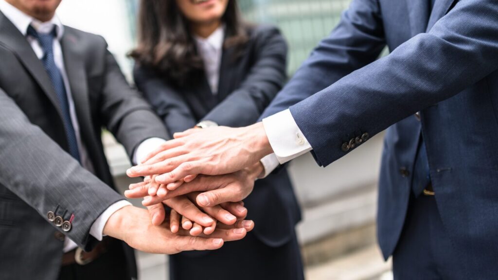 手を合わせる会社員