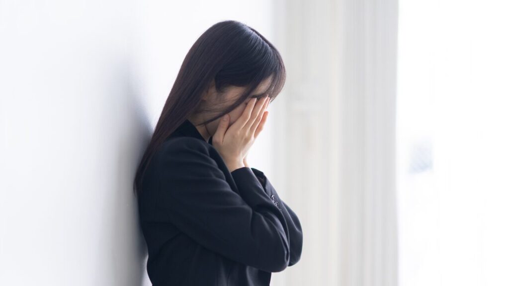 悲しむ女性