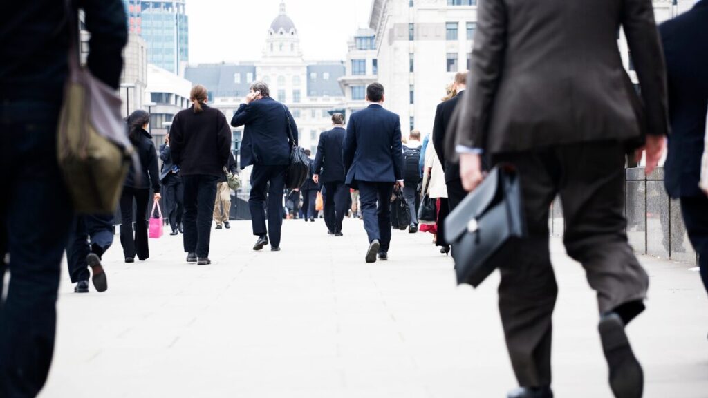 通勤するビジネスパーソン